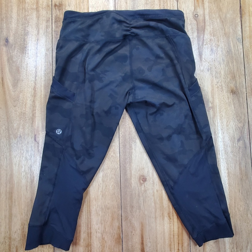 Lululemon Cropped Leggings Women Size 6 Black Camo Ruched Back Side Pockets - Picture 3 of 7